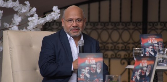 El escritor guatemalteco dijo que este es uno de los episodios importantes de la historia del país. Foto La Hora. José Orozco.