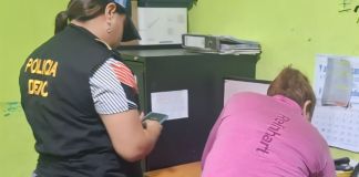 Agente de la DEIC en el Centro Preventivo para Mujeres de Quetzaltenango notificando a privada de libertad sobre un nuevo proceso. Foto La Hora: PNC