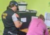 Agente de la DEIC en el Centro Preventivo para Mujeres de Quetzaltenango notificando a privada de libertad sobre un nuevo proceso. Foto La Hora: PNC