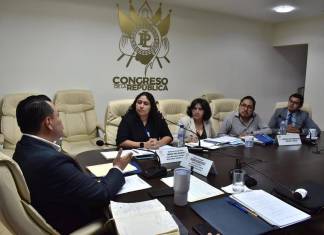 La encargada de la Unidad de Bienestar Animal, Irene Velásquez (centro) informa de las sanciones planteadas por maltrato animal. Foto: La Hora / Daniel Ramírez