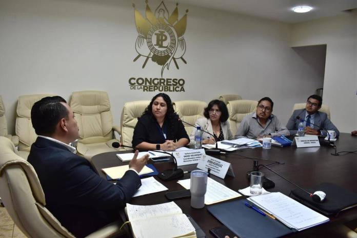 maltratoanimaldenuncias La encargada de la Unidad de Bienestar Animal, Irene Velásquez (centro) informa de las sanciones planteadas por maltrato animal. Foto: La Hora / Daniel Ramírez