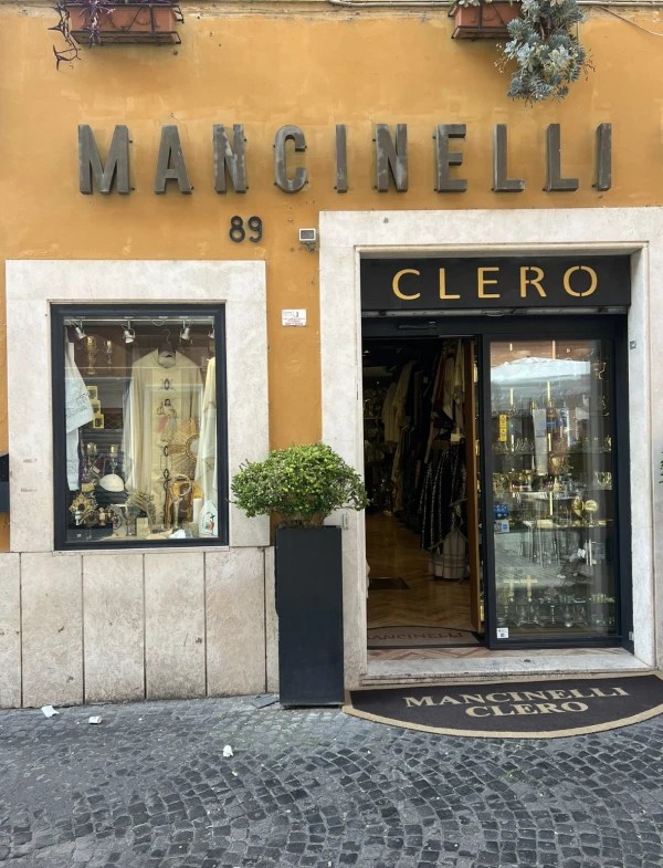 Local de sastrería Mancinelli Clero en Roma. Foto La Hora: CNA