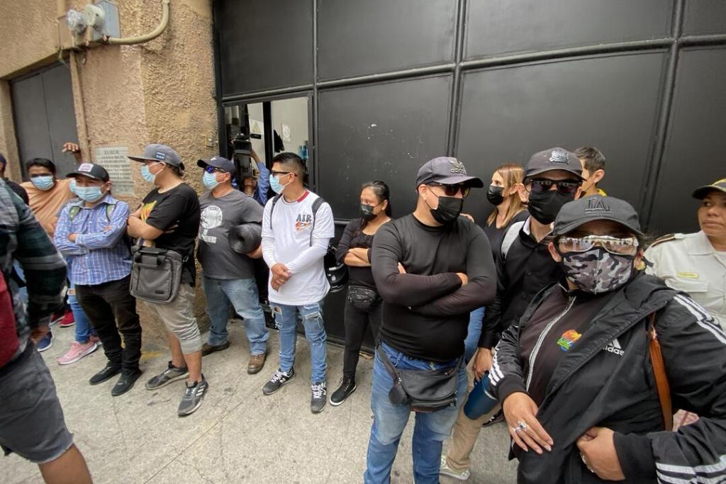 Ante la llegada de la sesión plenaria del Congreso de la República, diversos grupos de manifestantes se han hecho presentes frente al recinto bloqueado e intimidando a las personas en el lugar. Foto La Hora: Daniel Ramírez
