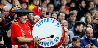Manuel Cáceres Artesero, seguidor de la selección de fútbol conocido como Manolo 'el del Bombo', ha fallecido este jueves. EFE/Archivo/Kai Försterling