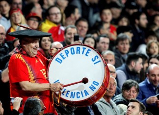 Manuel Cáceres Artesero, seguidor de la selección de fútbol conocido como Manolo 'el del Bombo', ha fallecido este jueves. EFE/Archivo/Kai Försterling