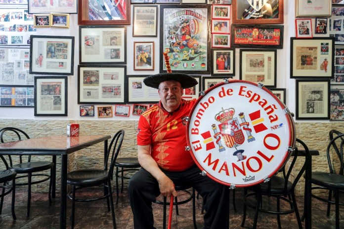 Manuel Cáceres Artesero, fue fiel seguidor de "la roja", conocido como Manolo 'el del Bombo'. EFE/Archivo/Manuel Bruque