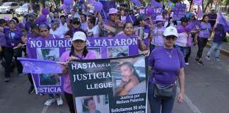 Manifestantes exigen el traslado del caso de Melisa Palacios a la capital. Foto La Hora: Fabricio Alonzo