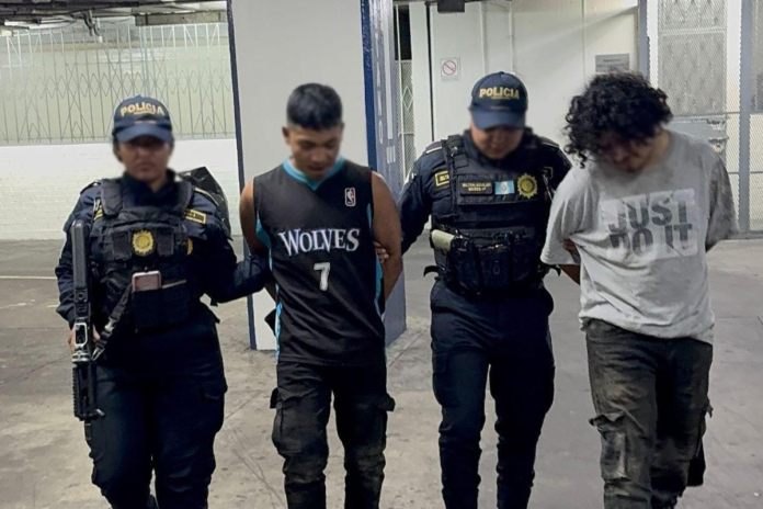 La Policía Nacional Civil (PNC), capturaron a dos presuntos motoladrones quienes fueron sorprendidos mientras circulaban con una docena de celulares con reporte de robo.