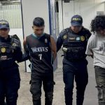 La Policía Nacional Civil (PNC), capturaron a dos presuntos motoladrones quienes fueron sorprendidos mientras circulaban con una docena de celulares con reporte de robo.