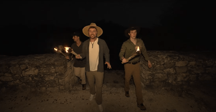 Youtuber Mr.beast de noche en una piramide maya en Yucatán. Foto La Hora: Captura de Pantalla 