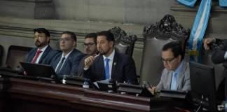 El presidente del Congreso, Nery Ramos, haciendo un llamado a los diputados para registrar su asistencia. Foto: La Hora / José Orozco