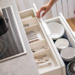 Descubre cómo mantener tu hogar ordenado con soluciones prácticas, accesibles y productos esenciales que se adaptan a cualquier espacio