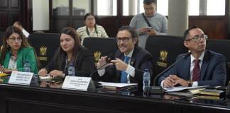 El procurador de la Nación, Julio Saavedra, comenta las alternativas que trabajan para enviar las alertas de niños desaparecidos a celulares. Foto: La Hora / José Orozco