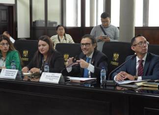 El procurador de la Nación, Julio Saavedra, comenta las alternativas que trabajan para enviar las alertas de niños desaparecidos a celulares. Foto: La Hora / José Orozco