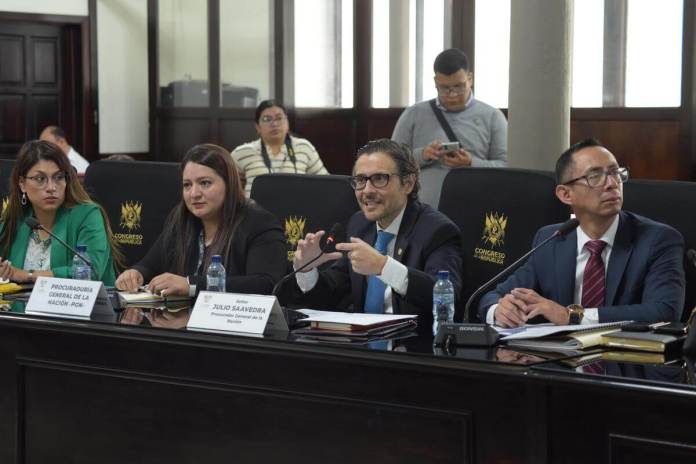 pgndesaparecidosalertas (1) El procurador de la Nación, Julio Saavedra, comenta las alternativas que trabajan para enviar las alertas de niños desaparecidos a celulares. Foto: La Hora / José Orozco