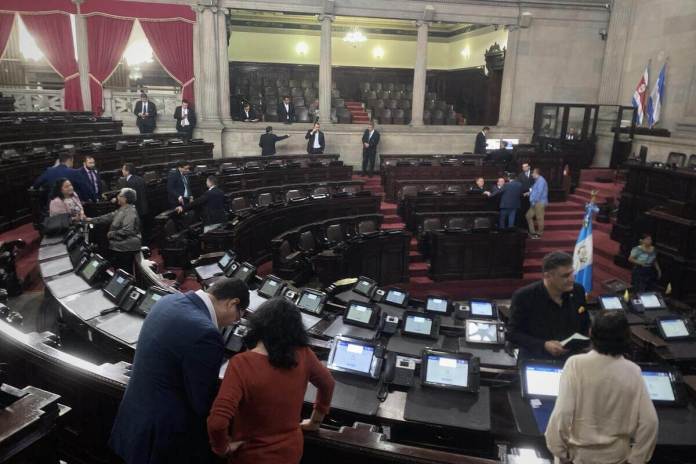plenariaextramayofin Menos de la mitad de los 160 diputados acudieron a las plenarias extraordinarias de mayo en el Congreso. Foto: La Hora / José Orozco