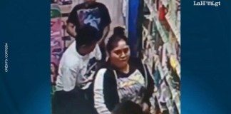 Personas fueron grabadas hurtando en un supermercado. Foto La Hora: Cortesía