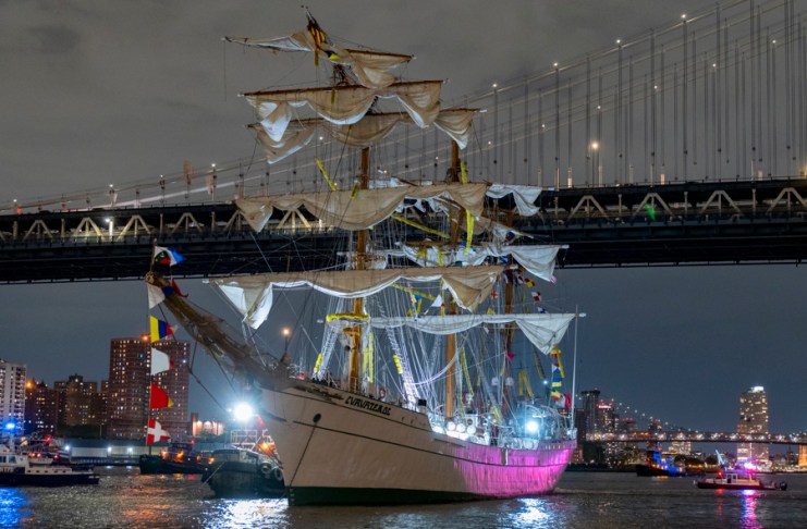 Un buque mexicano chocó contra el puente Brooklyn. EFE/ Angel Colmenares