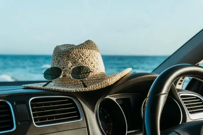 sombrero-y-gafas-de-sol-bordo-del-coche (1) Asuetos 2025: ¿Cuándo será el próximo feriado y finde semana largo en Guatemala?