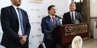 El diputado Julio López y el relator contra la Tortura, Jonathan Mayorga presentaron dos iniciativas de ley para reformar el Código Penal. Foto: Congreso de la República