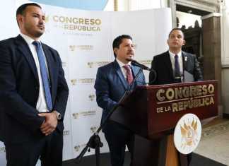 El diputado Julio López y el relator contra la Tortura, Jonathan Mayorga presentaron dos iniciativas de ley para reformar el Código Penal. Foto: Congreso de la República