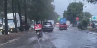 Tramo del anillo periférico inundado en zona 11 capitalina. Foto La Hora: Captura de Pantalla