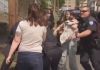 Agentes de ICE forcejeando con tres mujeres brasileñas en Massachusetts. Foto La Hora: Captura de pantalla