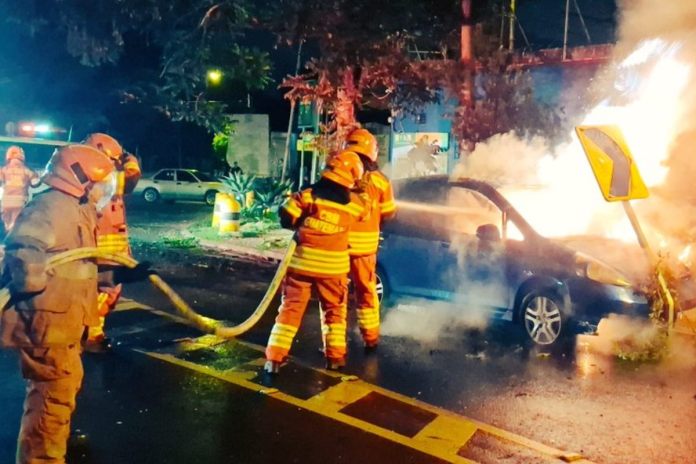 Vehículo en llamas tras colisionar sobre el redondel ubicado entre diagonal 17 y diagonal 20 de zona 11.