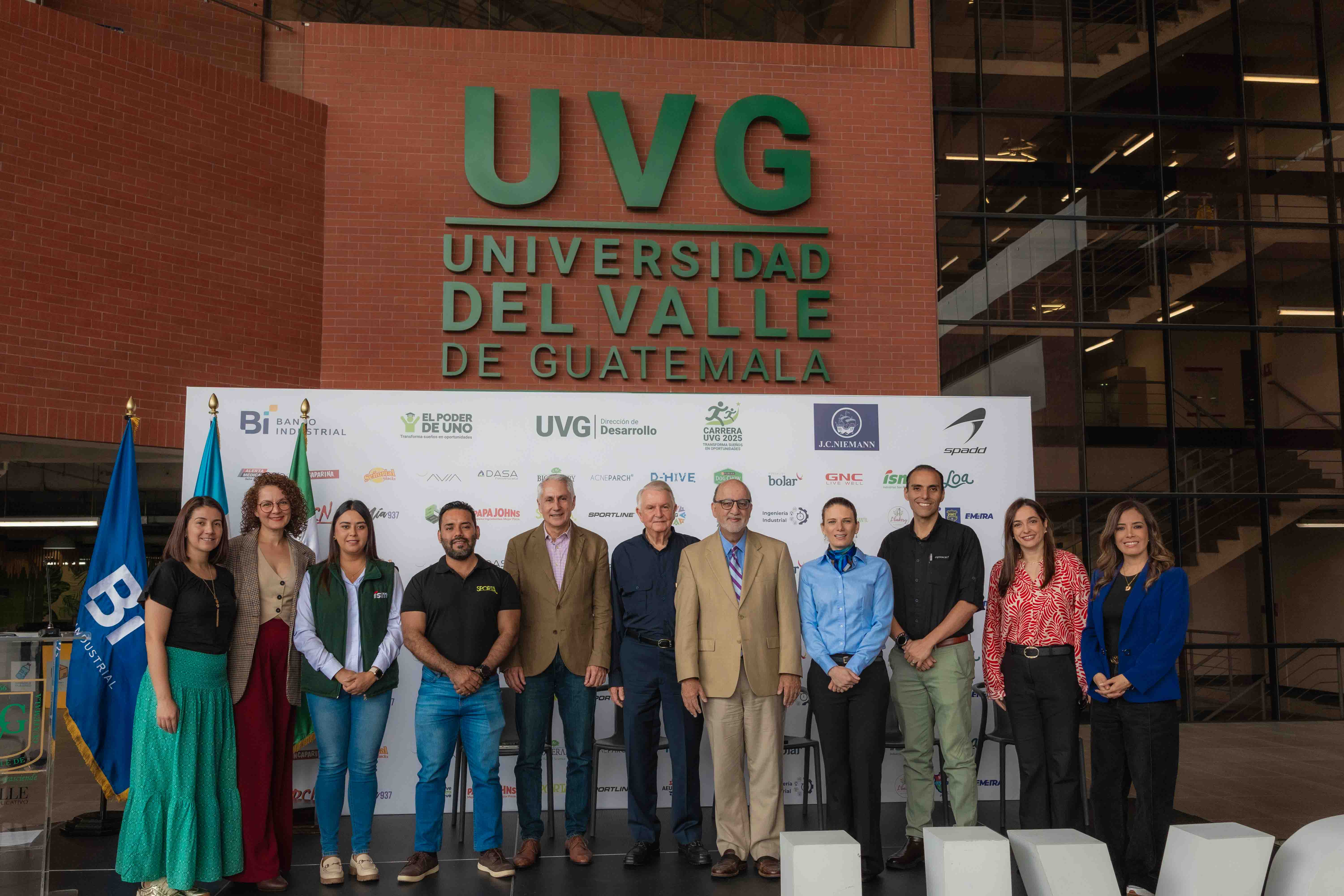 Organizadores y representantes de Universidad del Valle de Guatemala otorgaron información sobre Carrera UVG 2025: Transforma sueños en oportunidades. Foto: Cortesía de Corporación Banco Industrial