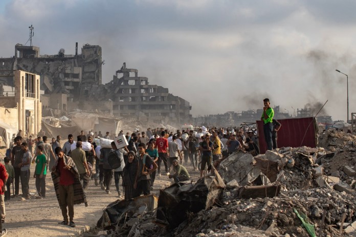 Palestinos buscando recibir ayuda humanitaria en la Franja de Gaza. Foto La Hora: EFE