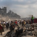 Palestinos buscando recibir ayuda humanitaria en la Franja de Gaza. Foto La Hora: EFE