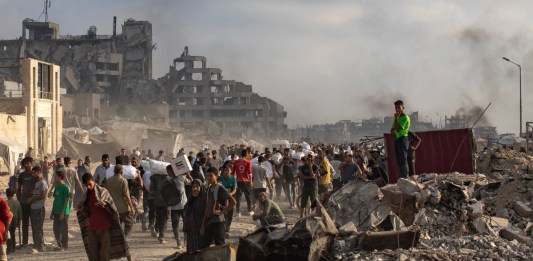 Palestinos buscando recibir ayuda humanitaria en la Franja de Gaza. Foto La Hora: EFE