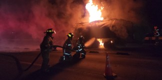 Video: Cisterna volcada en carretera VAS vuelve a incendiarse tras ser movilizada Autoridades del Cuerpo Voluntario de Bomberos (CVB), fueron alertados sobre que al momento de la movilización de la cisterna incendiada en la Vía Alterna del Sur (VAS), este se prendió en llamas nuevamente.