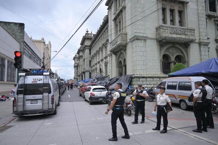 Panorama del tránsito en inmediaciones al Palacio Nacional. Foto La Hora: Fabricio Alonzo