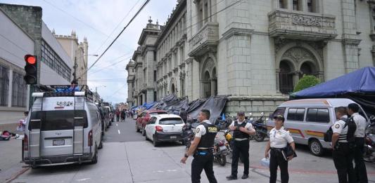 Panorama del tránsito en inmediaciones al Palacio Nacional. Foto La Hora: Fabricio Alonzo