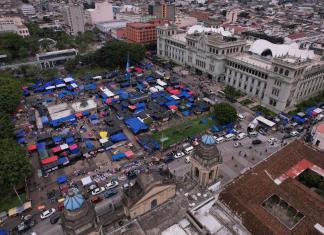 Ultimátum al STEG: Juzgado ordena a magisterio de Joviel volver a clases en 48 horas Toma aérea de las carpas utilizadas por afiliados del STEG en la Plaza de la constitución. Foto La Hora: Fabricio Alonzo