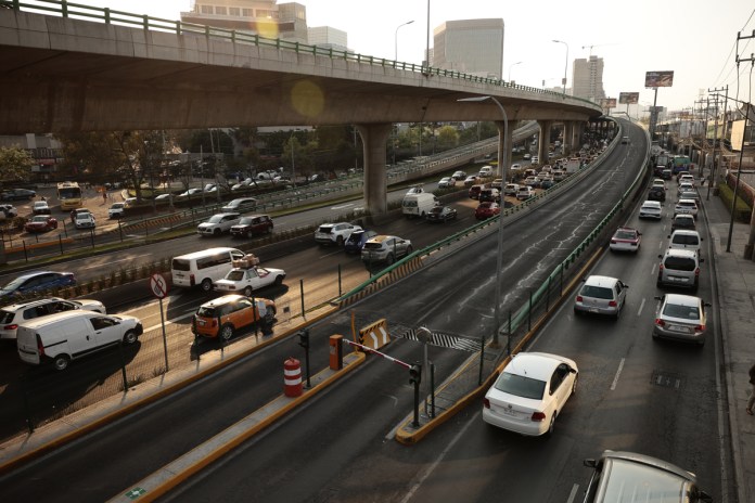 Fotografía de archivo del tráfico vehicular en la Ciudad de México (CDMX). Foto La Hora: EFE