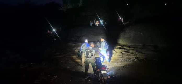 Bomberos rescataron a personas que quedaron atrapadas por la crecida del río El Jute. Foto La Hora: Bomberos Unidos Sin Fronteras