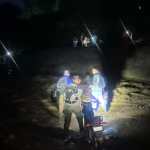 Bomberos rescataron a personas que quedaron atrapadas por la crecida del río El Jute. Foto La Hora: Bomberos Unidos Sin Fronteras