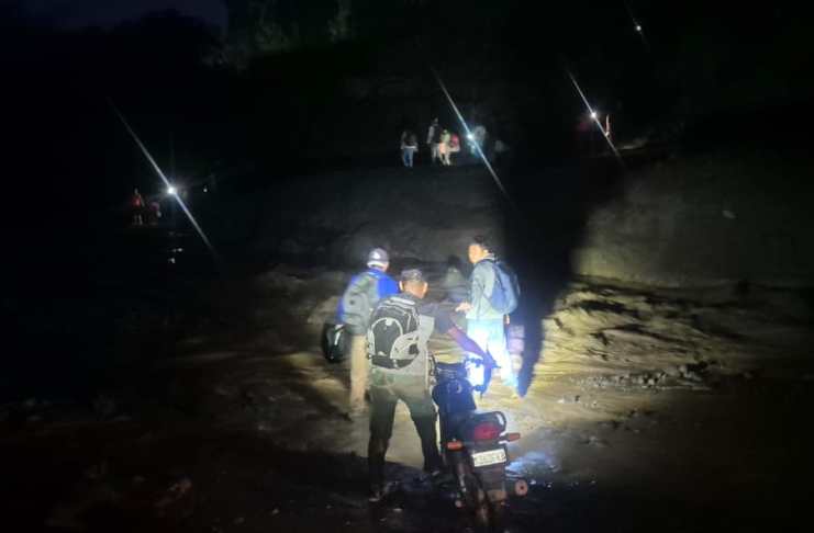 Bomberos rescataron a personas que quedaron atrapadas por la crecida del río El Jute. Foto La Hora: Bomberos Unidos Sin Fronteras