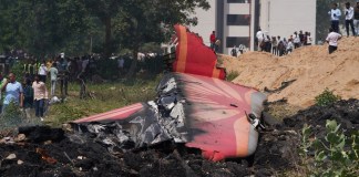 Video: secuencia completa del despegue y desplome de avión en India Video muestra el momento donde un avión de la aerolínea Air India despega y se desploma.