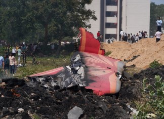 Video muestra el momento donde un avión de la aerolínea Air India despega y se desploma.