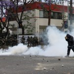 Un manifestante camina a través del humo de granadas de humo aturdidoras disparadas por agentes federales cerca de un Home Depot después de que el Servicio de Inmigración y Control de Aduanas (ICE) realizara una redada en Paramount, California, EE.UU. EFE/ALLISON DINNER