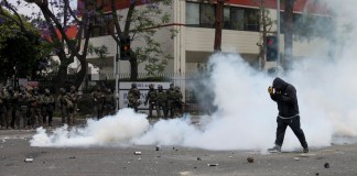Tensión en California: activistas piden que Los Ángeles se mantenga como ciudad santuario Un manifestante camina a través del humo de granadas de humo aturdidoras disparadas por agentes federales cerca de un Home Depot después de que el Servicio de Inmigración y Control de Aduanas (ICE) realizara una redada en Paramount, California, EE.UU. EFE/ALLISON DINNER