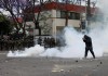 Un manifestante camina a través del humo de granadas de humo aturdidoras disparadas por agentes federales cerca de un Home Depot después de que el Servicio de Inmigración y Control de Aduanas (ICE) realizara una redada en Paramount, California, EE.UU. EFE/ALLISON DINNER