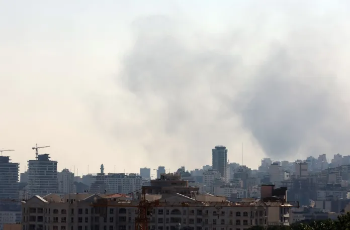 Sinfonía de ataques israelíes y rezos en la noche de Teherán