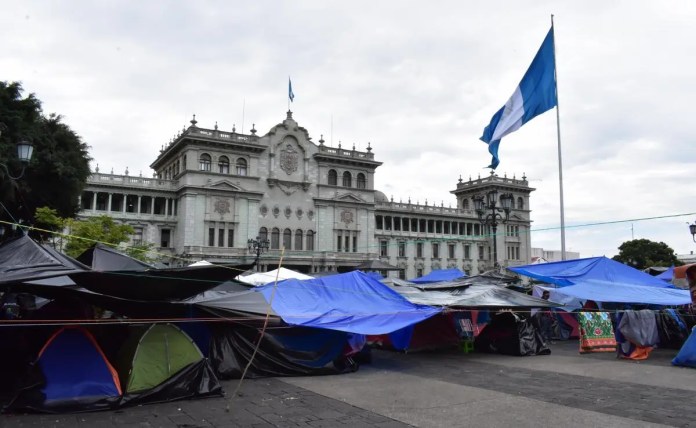 Varios maestros permanecen frente al Palacio Nacional, en protesta contra el aumento del 5% que autorizó el gobierno. Foto La Hora. Archivo. 