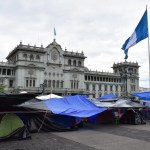 Maestros afiliados al STEG, permanecen en un campamento frente a la Plaza de la Constitución, para mostrar su rechazo a las acciones del Gobierno. Foto La Hora: Archivo.
