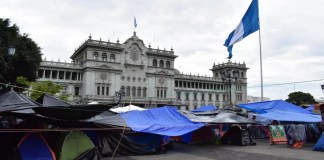 Maestros afiliados al STEG, permanecen en un campamento frente a la Plaza de la Constitución, para mostrar su rechazo a las acciones del Gobierno. Foto La Hora: Archivo.