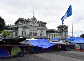 Maestros afiliados al STEG, permanecen en un campamento frente a la Plaza de la Constitución, para mostrar su rechazo a las acciones del Gobierno. Foto La Hora: Archivo.